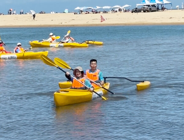 李洋部長與日本東京帕運親善大使二條實穗體驗無障礙獨木舟航行