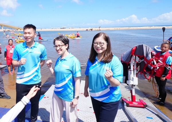 蕭美琴副總統（中間）、管碧玲主委（右1）、李洋部長（左1）為海上的身心障礙夥伴們加油
