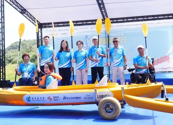 無障礙海洋日活動啟動儀式（左4蕭美琴副總統、左3海委會管碧玲主委、左2運動部李洋部長、左1輪椅夢公園呂嘉儀營運長、右3明怡基金會張明正創辦人、右2中華民國身心障礙者休閒運動推廣協會蔡有仁會長、輪椅夢公園陳國嘉創辦人，前方獨木舟內是日本東京帕運親善大使二條實穗）