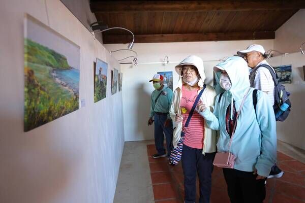 營隊成員欣賞海邊美術苑展示藝術家陳景容以望安海岸生活為創作主題的作品