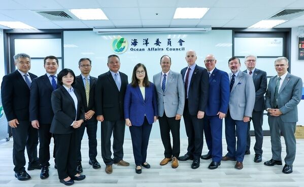 Group photo of Canadian National Security Delegation, Minister Kuan Bi-ling, and colleagues from the Ocean Affairs Council.