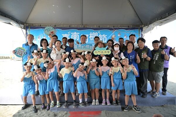 南市區漁會10月3日於臺南市喜樹沙灘舉辦「臺南蚵棚節─蚵棚出海」活動記者會