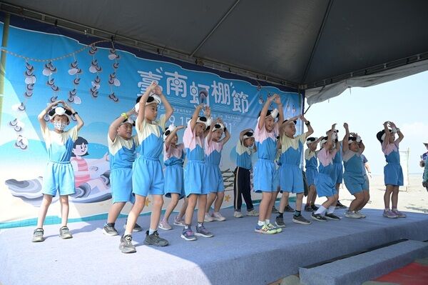 喜樹國小學童化身「小蚵寶」帶來開場表演