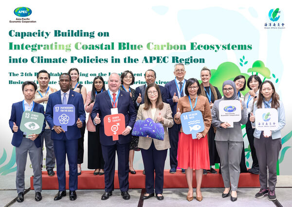 管碧玲主委（前排正中）與友邦駐台貝里斯（右3）Katherine|Meighan大使、巴拉圭Dario Filartiga Ruiz Diaz大使（左3）、海地Roudy Stanley Penn（左2）駐台大使及APEC經濟體代表等合影|