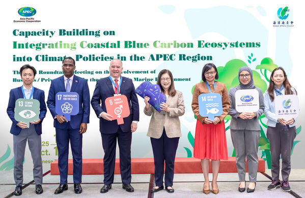 管碧玲主委（前排正中）與友邦駐台貝里斯（右3）Katherine Meighan大使、巴拉圭Dario Filartiga Ruiz Diaz大使（左3）、海地Roudy Stanley Penn（左2）駐台大使，以及馬來西亞友誼及貿易中心Izzati Aisyah Adnan副代表（右2）、日本台湾交流協會安田大樹主任（左1）等合影