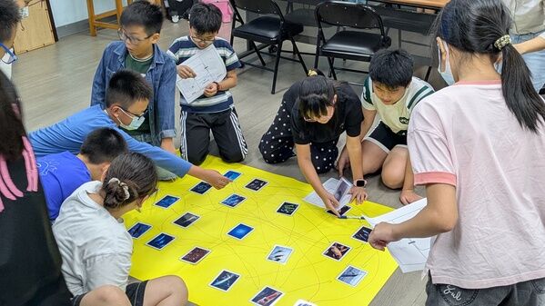 學生熱情參與並完成「大洋食物網」模型，有效提升學生海洋生態系的初步理解與探究精神