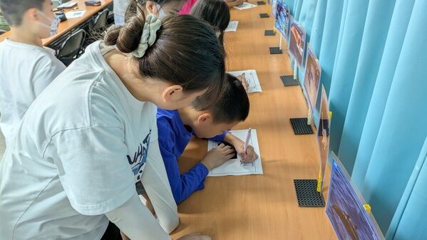 學生在「大洋食物網」實作課程中，透過對海洋生物圖卡的觀察，記錄各種海洋生物間的掠食關係，以實作方式強化學習體驗與成果