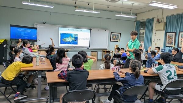 中港國小種子教師示範OSS G3-5 2.7單元 「大洋食物網」課程教學，全班學生積極發言，踴躍參與