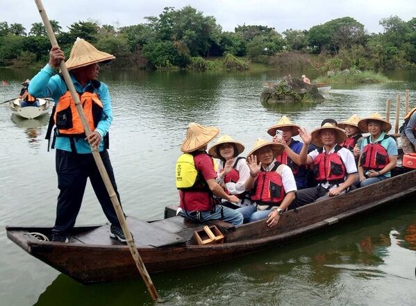 海洋委員會支持宜蘭縣立蘭陽博物館修復傳統船舶今(26)日下水試航（第一排右1為林茂盛代理縣長、右2為林麗英處長）