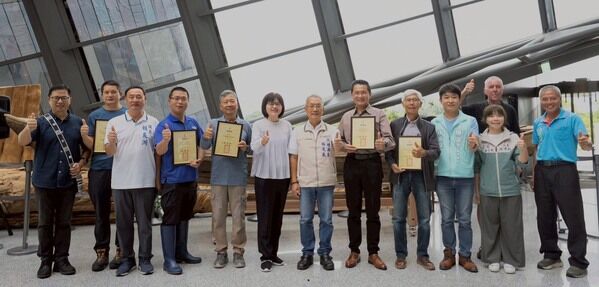 頒發感謝狀合影