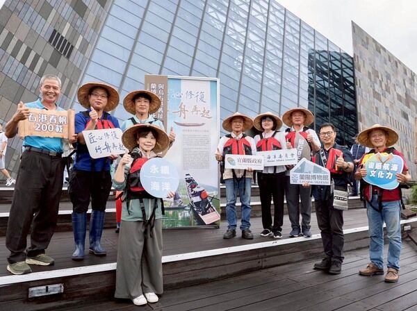 下水試航大合影（右5起為林茂盛代理縣長、右4為林麗英處長、右2為蘭陽博物館陳碧琳館長）