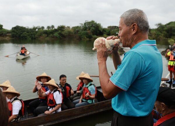 蘭博所在地的港口里里長為試航吹響海螺號角