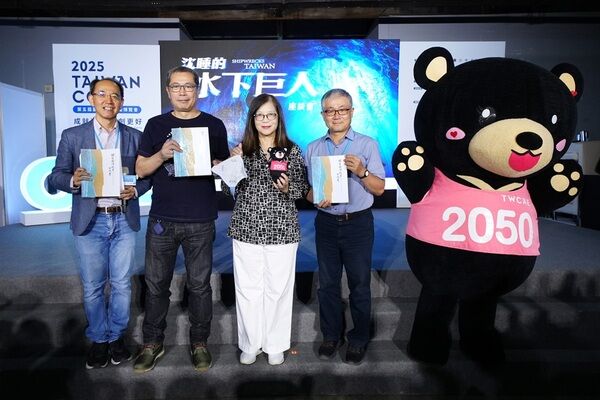 大合照(左起焦傳金老師、李景白導演、管碧玲主委、廖鴻基老師)