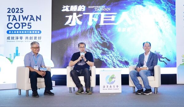 沉睡的水下巨人座談會(左廖鴻基老師、中李景白導演、右焦傳金老師)