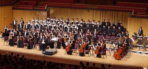 如潮聲起落的樂聲，由南台灣交響樂團演奏