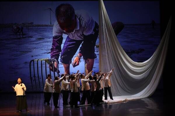 序章-起風之岸，由「人劇團」演出，象徵人與海的記憶；全劇背景多媒體影像由國家文藝獎得主柯金源導演提供