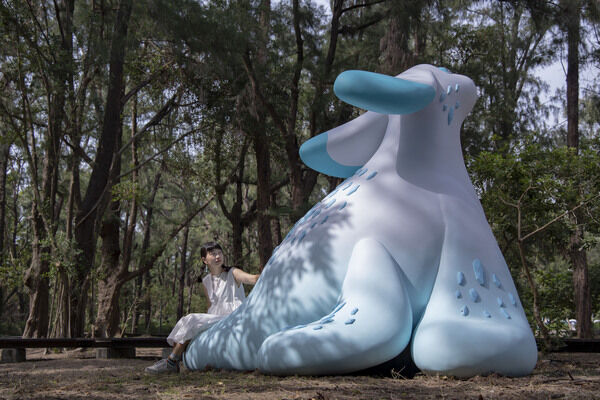 海洋神獸「波波」以漁光島的波浪光影為特色，日間有海岸林蔭光影效果。（臺南市政府文化局提供）