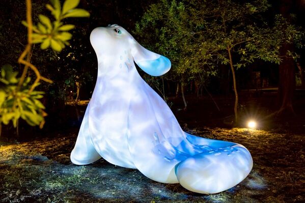 海洋神獸「波波」以漁光島的波浪光影為特色，夜晚光雕照明，更顯生動。（臺南市政府文化局提供）