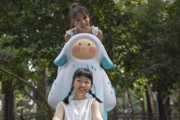 孩童「小光」，同樣以藍白色調打造，神情純真可愛。（臺南市政府文化局提供）