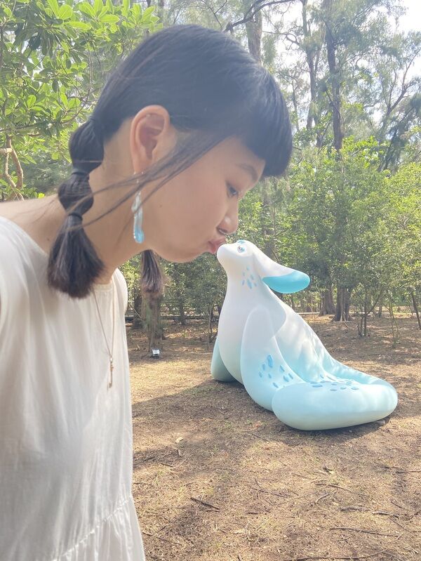 藝術裝置《光與海的相遇》設置後即吸引民眾拍照打卡、創意互動，成為島上新亮點。（臺南市政府文化局提供）