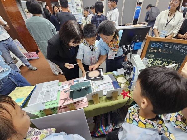 海委會林麗英處長與現場展示攤位師生互動交流