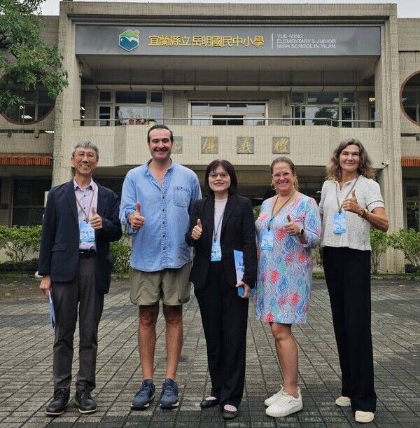 海洋委員會邀請美國海洋素養專家Sarah Pedemonte (莎拉 佩德蒙特)女士(右1)、Dr. Meghan E. Marrero (梅根 E 馬雷羅)博士(右2)、Tyler Buckingham (泰勒 白金漢)先生(左2)，蒞臨宜蘭縣立岳明國民中小學觀摩本次海洋素養公開觀、議課(左1為該校黃建榮校長，中間為海洋委員會林麗英處長)1