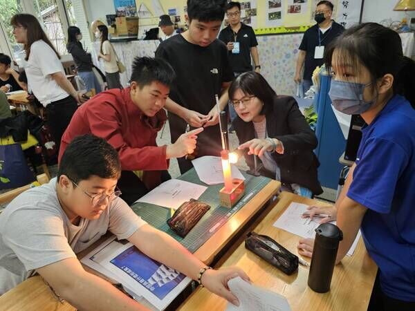 海洋委員會科文處林麗英處長與學生共同親手操作「熱能與分子運動」實驗，以實作探究理解海洋科學，培養海洋素養精神