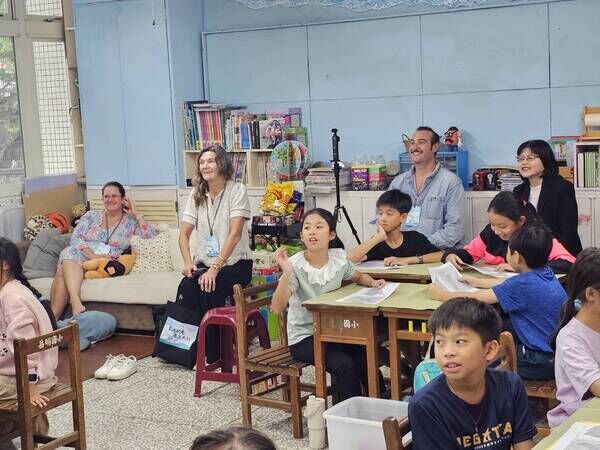 海洋委員會林麗英處長與Sarah Pedemonte (莎拉 佩德蒙特)女士、Dr. Meghan E. Marrero (梅根 E 馬雷羅)博士、Tyler Buckingham (泰勒 白金漢)先生共同觀摩海洋素養入校教學