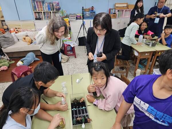 海洋委員會林麗英處長與Sarah Pedemonte (莎拉 佩德蒙特)女士觀摩學生進行「調查污染」實驗