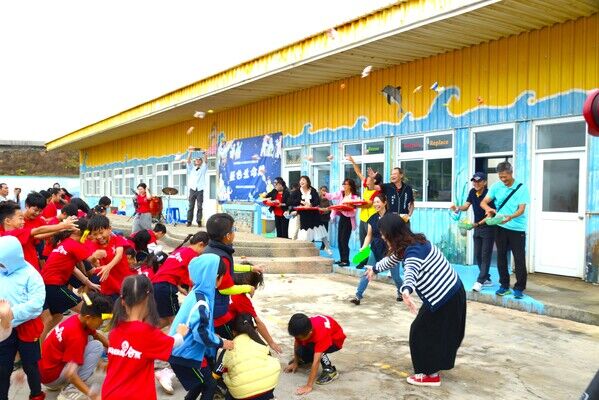 校方以澎湖傳統歡慶習俗「丟炸棗」來慶賀漂藝坊展覽開幕