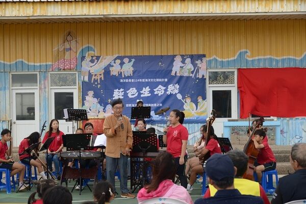 澎湖縣國樂協會理事長許勝文與合橫國小學生一起現場演出澎湖褒歌