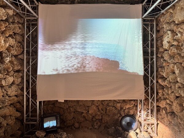 《海底吹來的風》設置於咾咕石牆內，結合潮聲、海浪及澎湖耆老吟唱成為獨特音景