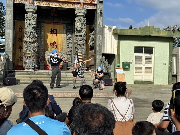 表演團體《創造焦點》在蜩鳴宮廟埕演出吸引來訪民眾觀賞