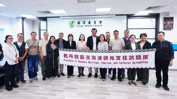 菲律賓巴丹群島省省長一行拜會海洋委員會（左起第7位為科技文教處林麗英處長、第8位為海洋委員會黃向文副主任委員、第9位為巴丹群島省省長Ronald P. Aguto, Jr.，右起第3位為馬尼拉經濟文化辦事處高雄分處長Ma. Karina B. Perida-Trayvilla，第6位為原住民族文化事業基金會董事長瑪拉歐斯）