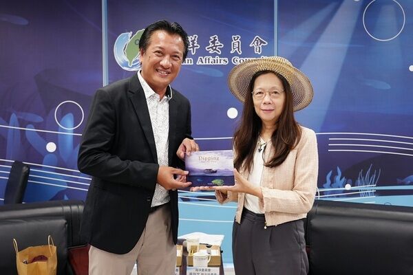 海洋委員會黃向文副主委與Ronald P. Aguto, Jr.省長互贈禮品