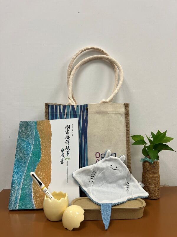 海委會管主委致贈行政院卓院長之禮品