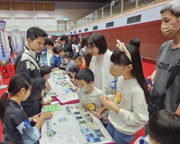 海洋委員會林麗英處長與民眾一同參觀宜蘭縣OSS海洋科學序列成果展攤位，並與學生一起操作體驗OSS教具
