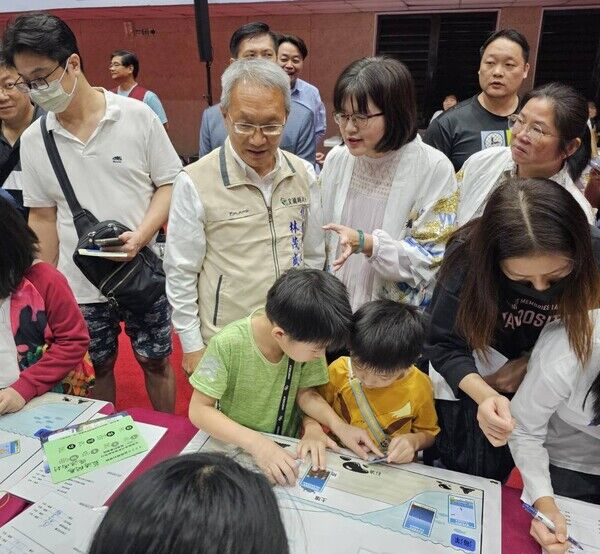 宜蘭縣林茂盛代理縣長與海洋委員會林麗英處長一同參觀宜蘭縣OSS海洋科學序列成果展攤位，就宜蘭縣OSS海洋素養教育推動成果進行交流互動