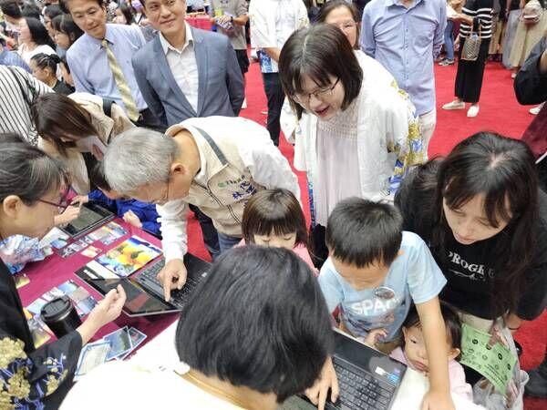 宜蘭縣林茂盛代理縣長、海洋委員會林麗英處長與民眾一同參觀宜蘭縣OSS海洋科學序列成果展攤位，感受海洋素養教育獨特魅力