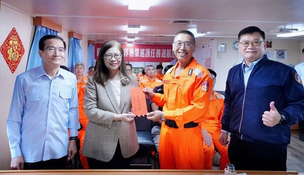 管主委頒發加菜慰勞金予「巡護八號」船