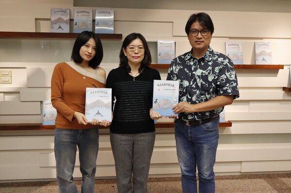 作者李其霖教授(右一)及繪者黃冠(左一)與淡江大學圖書館館長林雯瑤(中)合影