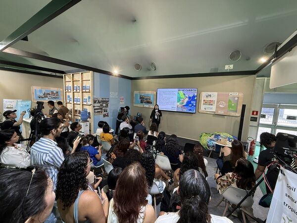 海洋保育署署長陸曉筠以「重塑藍碳的未來：復育、創新與區域夥伴關係」為題進行專題演講，人潮爆滿