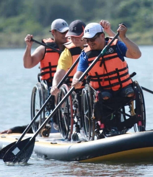 民眾體驗輪椅龍舟板(臺東縣政府提供)