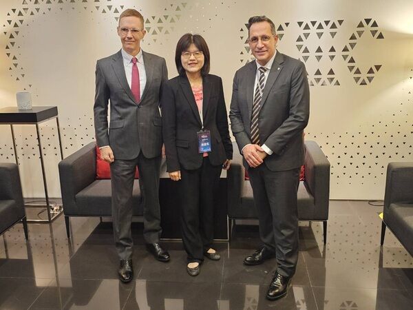 海洋委員會林麗英處長與專題演講講座橫須賀亞太研究理事會（Yokosuka Council on Asia-Pacific Studies）Dr. Stephen R. Nagy及 James Hartman 先生合影 