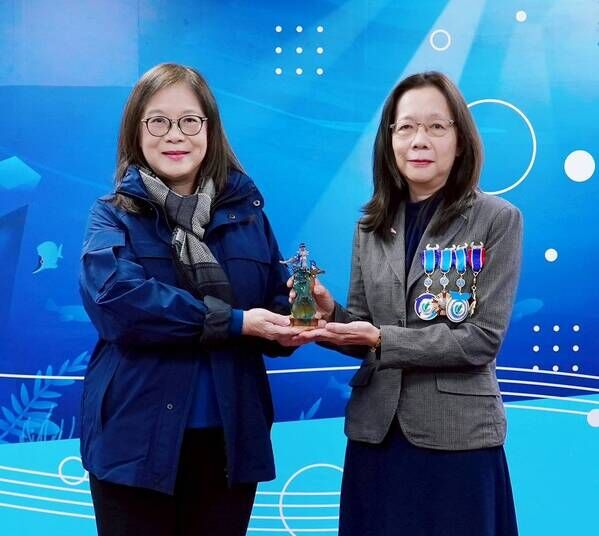 管碧玲主委特別致贈琉璃紀念品《好時光》，象徵攜手完成重要歷程