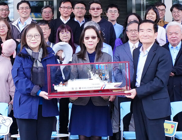 黃向文副主委與同仁合影留念，珍藏攜手推動海洋治理的重要時刻