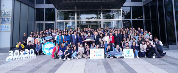 黃向文副主委與海委會、海巡署、海保署及國海院同仁大合照，記錄滿滿不捨與感謝的共同回憶