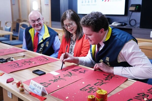 結合艦名揮毫「雲開見喜」、「林滿福氣」等春聯，也藉由書寫台美好「馬」吉春聯，展現出台美雙方最深厚的友誼