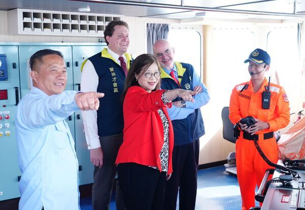 日前美國在台協會(AIT)處長谷立言至海巡署雲林艦參訪