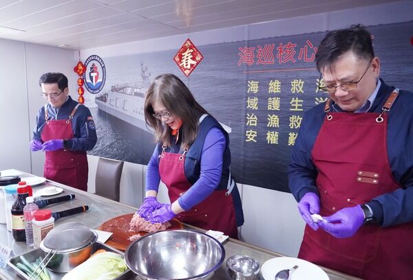 管碧玲主委與海巡署長張忠龍(左一)、艦隊分署長黃宣凱(右一)登長濱艦製作年菜